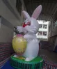 Aufblasbarer Hase mit buntem Ei und LED-Lichtern für die Osterdekoration