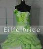 Maßgeschneiderte Sweet-16-Kleider, Ballkleider, sexy Spaghettiträger, schöne weiße Spitzenapplikation, grüne Blumen, Rüschen, Prinzessin-Quinceanera-Kleid