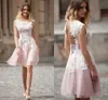 Korta Eleganta Homecoming Klänningar Med Vit Lace Applique Light Pink Jewel Kort Capped Afton Klänningar Öppna Back Lace-Up Custom Prom Dress