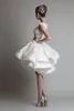 Krikor Jabotian Nieuwe Goedkope Korte Trouwjurken Jewel Hals Cap Mouwen Illusie Kant 3D Applicaties Baljurk Tiered Ruches Bruidsjurken