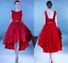 Czerwone Eleganckie Suknie Homecoming Jewel with Lace Aplikacja Hi-Lo Prom Suknie Powrót Lace-Up Lostered Ruffles Sash Red Dywan Dress Sukienki