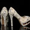 ホワイトアイボリークリスタルと真珠の丸いつま先のブライダルの結婚式の靴ダイヤモンドハイヒールの女性のドレスシューズゴージャスなファッションレディパーティーシューズ