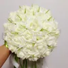 Billig vacker brudhand håller blommor konstgjorda rosor blommor pärlor bröllop bukett vit perfekt bröllop gynnar dl13130671878023