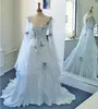Vintage celtyckie suknie ślubne białe i bladoniebieskie kolorowe średniowieczne suknie ślubne z wycięciem gorset z długimi dzwonkowymi rękawami aplikacje kwiaty