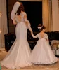 Belles robes de filles de fleurs en dentelle pour mariage 2020 robe de princesse à manches longues avec dentelle sur l'épaule perles enfants vêtements de cérémonie