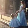 2016母と娘のウエディングドレスプリンセスボールガウンvネックレースアップリケ幻想青ヌードボディススイープトレインママプロムのガウン