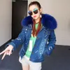 여성의 새로운 디자인 진짜 너구리 모피 칼라 구멍 데님 청바지를 긴 소매 가짜 모피 라이너 두껍게 짧은 재킷 코트 파카 casacos 찢어