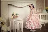 Mooie roze organza tiered meisjes pageant jurken applique korte mouw baljurk bloem meisje jurken voor bruiloft backless baby formele slijtage