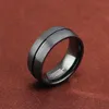 Moda Black Men's 8mm Classic Plan-Top Cepillado Cepillado Anillo de acero de tungsteno Banda de compromiso de boda con ranura para hombre Tamaño 8-11