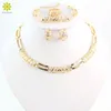 Set di gioielli placcati in oro di moda elegante con pendente in cristallo austriaco, collana, orecchini, anello, braccialetto per le donne
