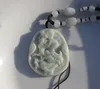 Jade blanc sculpté à la main Le pendentif collier Talisman du monde du dragon (ovale)