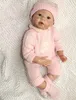 Handgemachte 22 Zoll Puppe Silikon Reborn Baby trägt rosa Tuch schöne Neugeborene Spielzeug kann liegen und sitzen