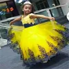 2019黄色とロイヤルブルーレースの小さな花の女の子のドレスブライダルパーティーシンデレラプリンセススタイルボールガウンのためのボールガウン