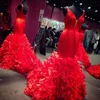 2016 meerjungfrau prom kleider 2k16 rot schwarz tiefem v-ausschnitt backless organza tiered rüschen röcke abendkleider plus größe formale party dress