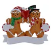 休日とホームDE9250687のためのパーソナライズされたノベルティアイテムギフトとして、赤いリンゴと2つのクリスマス装飾品のマキサラ樹脂ジンジャーブレッドファミリーDE9250687
