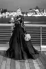 Seksowne oszałamiające czarne suknie ślubne Tanie gotyckie suknie ślubne a line illusion z długim rękawem koronki aplikacje Sheer Top Tafta Spódnica Formalna zużycie