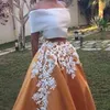 2016 Vestidos de fiesta de satén de dos piezas Elegante blanco con hombros descubiertos Tops cortos Faldas con apliques blancos Hasta el suelo Cremallera Cintura Vestidos de noche