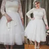 Oszałamiający Plus Size Vintage Suknia Ślubna Linia Nieformalna Długość Herbaty Suknie Ślubne Sheer Neck Illusion Lace Długie Rękawy Brides Wear Sash