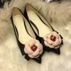 Kadınlar Daireler Elbise Ayakkabı Leydi Deri Tatlı Ayakkabı Camellia Çiçekler Sığ Karışık Renkler Sığ Ağız Göstergeli Ayak Ayakkabı Lady Tek Ayakkabı