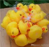 Alta qualità Baby Bath Water Duck Toy Suoni Mini Yellow Rubber Ducks Bagno Piccola anatra Giocattolo Bambini Nuoto Spiaggia Regali EMS shippin8623143