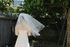 Hot Sell Two Layer Wedding Veil White Ivory Champagne Fingertip Längd Klipp Kant Bridal Veil Tulle med Comb 151a