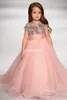 ほこりっぽいピンクのスパンコールビーズの女の子Pageantガウンキャップスリーブオーガンツァフリルフラワーガールドレス結婚式の赤ちゃんの最初の聖体拝領のドレス