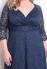 Billiga Dark Navy Lace Country Bridesmaids Klänningar med långa ärmar V Neck Bröllop Gästklänning Knä längd Maid of Honor Gowns