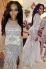 2019 Lyxig Sexig Feather Prom Klänningar Långärmade Kristaller Tunga Beaded Dresses Side Split Sexig Evening Kappor Gratis Frakt