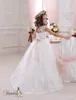 2016 Miniatur-Hochzeitskleider für Kinder mit Flügelärmeln und Perlenschärpe, Spitzenapplikationen, Tüll, wunderschöne Blumenmädchenkleider