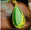 Halskettenanhänger mit eingebettetem Wasseranhänger aus goldener Jade (Jade).