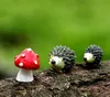 2016 novos atacado ~ 20 conjuntos / hedgehog resina e cogumelos / miniaturas / animais adoráveis ​​/ fada do jardim decoração gnome / terrário / artesanato