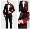 Bourgogne Velvet Slim Fit 2020 Brudgum Tuxedos Bröllopsklättar Skräddarsy Gjorda Groomsmen Bästa Man Prom Passar Svarta Byxor (Jacka + Byxor + Bow + Hanky)