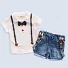 2016 Summer Boy Vêtements 2 pcs Ensemble Garçons Bowknot T-shirt + Denim Jarretelles Pantalons Tenues Enfants Vêtements Grille Outwear Jupe Costume K7643