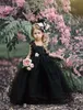 Schwarze Ballkleid-Blumenmädchenkleider Puffy Lace Cap Sleeves Open Back 2020 Girls Pageant Dress Gothic Kids Formal Wear Brautkleider