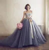 Abiti da sposa senza spalline in pizzo con top da ballo Abiti da sposa economici con arricciatura fino al pavimento con abito da sposa in tulle con arricciature grigio con fascia in raso champagne