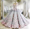 Hervorragende Ballkleid-Hochzeitskleider, handgefertigte Blumen, 3D-Blumenapplikationen, bauschige Prinzessinnen-Spitzenhochzeitskleider, Stufenröcke, Mak Tumang Designer
