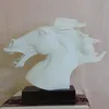 Scultura testa di cavallo artigianato artistico colore personalizzato creativo con resina in fibra di vetro per la decorazione di abiti morbidi da club