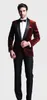 Burgundia Velvet Slim Fit 2020 Groom Smokingi Wedding Garnitury Custom Made Groomsmen Best Man Bal Garnitury Czarne spodnie (Kurtka + Spodnie + Bow + Hanky)