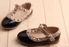 Vendita all'ingrosso-calda New Pretty Princess Girls Bambini Bambini Sandali Rivetto in pelle Fibbia T-strap Tacco piatto Scarpe 16 Taglie per 2-10 anni