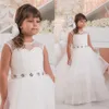 ホワイトクリスタルビーズの花の女の子のドレスの結婚式のクルーノースリーブチュール層を飾った子供たちのウエディングドレス小さな女の子の誕生日パーティーガウン
