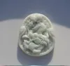 Jade blanc sculpté à la main Le pendentif collier Talisman du monde du dragon (ovale)