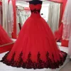 새로운 도착 고딕 웨딩 드레스 푹신한 볼 가운 붉은 색과 검은 색 레이스 Appiques 소프트 얇은 명주 신부 가운 사용자 정의 만든 파티 착용