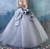 Affascinante 2016 Dusty Blue 3D Floral Tulle Princess Ball Gowns Abiti Quinceanera Modest Manica corta Perle Lungo Prom Sweet 16 Dress EN11014