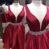 Sexy diepe v-hals mouwloze korte homecoming jurken Exquisite kristallen backless prom feestjes op maat gemaakt in donkerrood