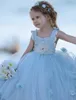 Hellblaue Festzug-Kleider für Babys mit quadratischem Ausschnitt, handgefertigte Blumen, Tüll-Ballkleid, Blumenmädchenkleider für Kinder, Kommunionkleider