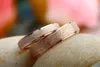 Anelli di coppia di sposi in acciaio inossidabile satinato di titanio di alta qualità per gli amanti delle donne uomini che brillano anello di fidanzamento con incisione gratuita dei nomi