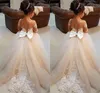 Seksowne Długie Rękawy Kwiat Dziewczyny Suknie Illusion Back Zadławione Przyciski Bowdles Dziewczyny Korowody Suknie Koronkowe Aplikacje Pierwsza Komunia Dress