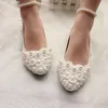 Nueva llegada Perlas Flores de encaje Zapatos de boda Pisos 3 CM o 8 CM Tacones de novia con correa de perlas Punta estrecha Heel2266