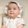 Spetsvita första nattvardsklänningar 2022 kort ärm hög krage lång babyfest födelsedagsblommor klänning med hatt riktig bild