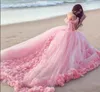 화려한 공주 공 가운 웨딩 드레스 드림 드레스 신부 가운 어깨에서 3D 수제 꽃 럭셔리 핑크 Quinceanera 가운